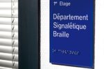 accessibilite-plaque-de-porte-en-braille